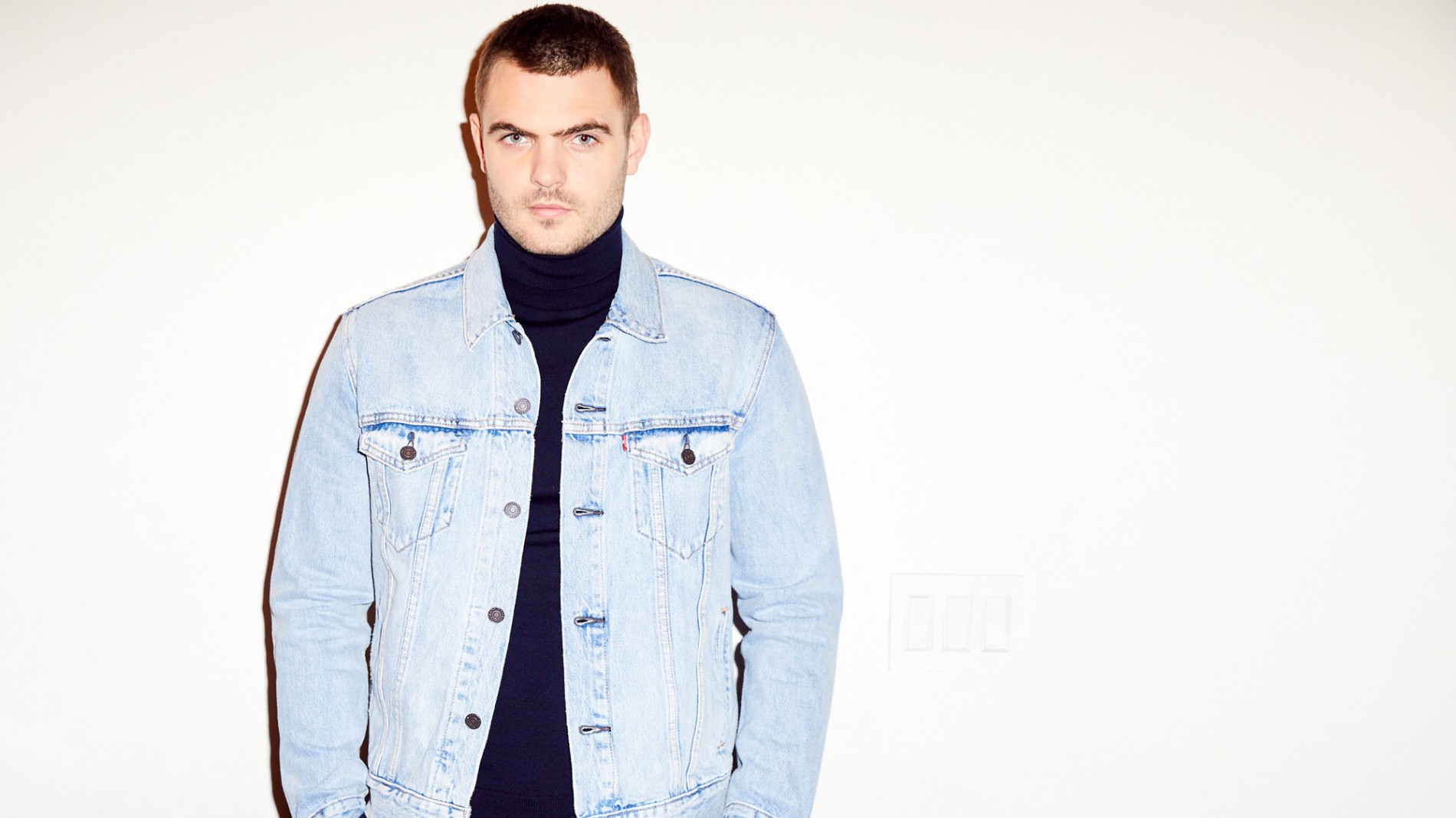 Alex Roe Talks Forever My Girl, His Singing Ability, and More Coveteur