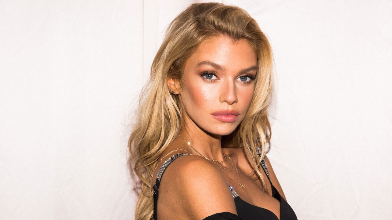 Stella Maxwell's Blue Hair Look Goes Viral in Vogue Shoot - wide 2