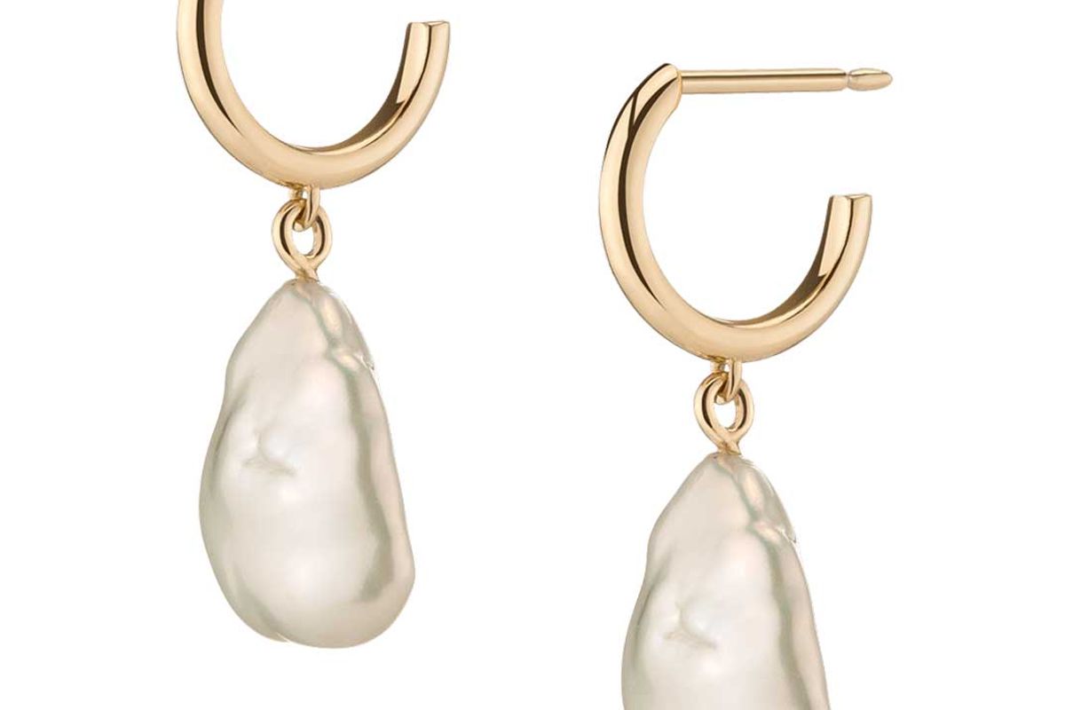 aurate organic pearl drop huggie earrings