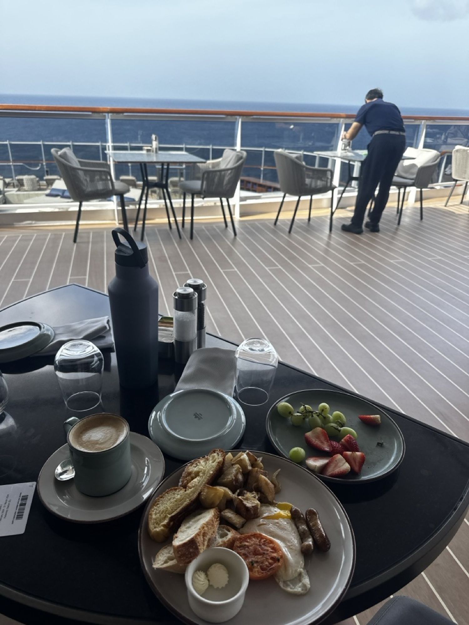chic cruise dinner