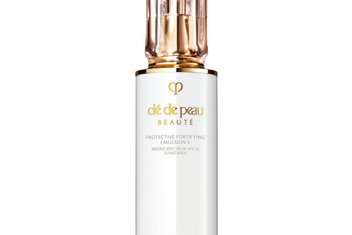 cle de peau beaute protective fortifying emulsion spf 22