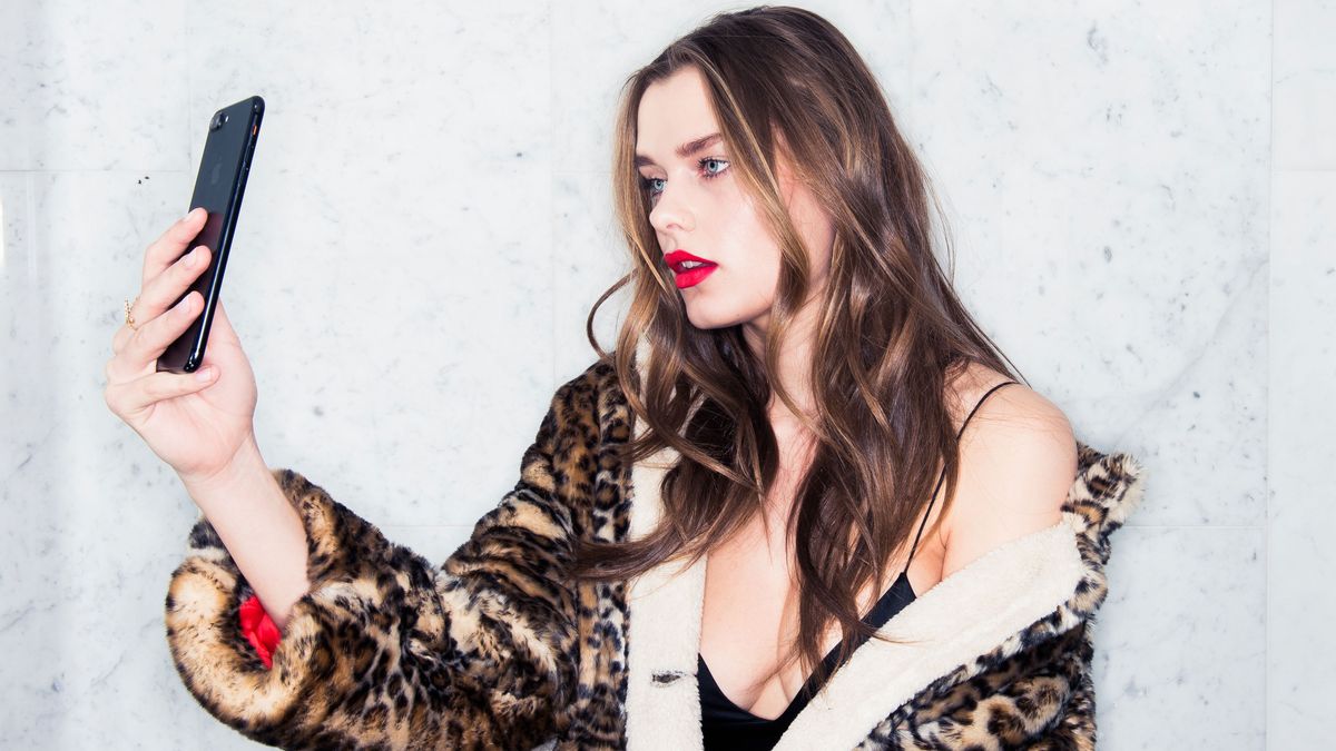 We Can’t Take Our Eyes Off These Lipstick Smashing Videos