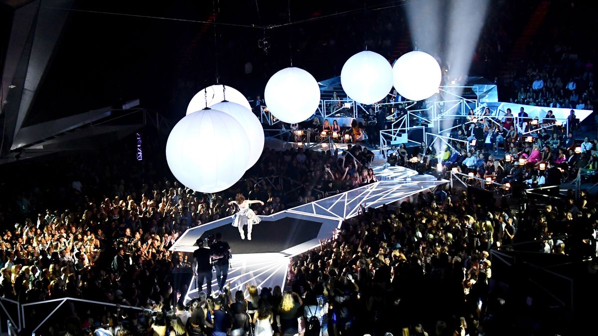 17 GIFs From MTV’s VMAs That Will Have You Saying “So Me”