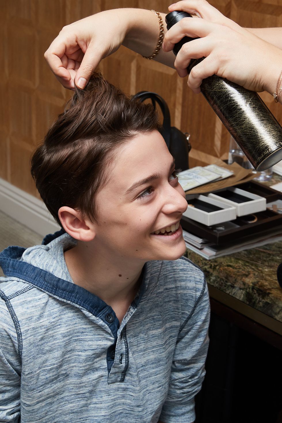 Noah schnapp getting ready for the 2017 emmy awards Noah Schnapp Getting Ready For the 2017 Emmy Awards - Coveteur: Inside