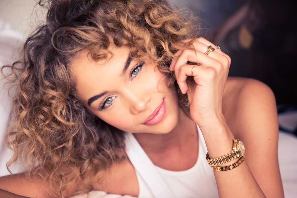 The Getting Selfie-Ready Routine: Jasmine Sanders (@golden_barbie)
