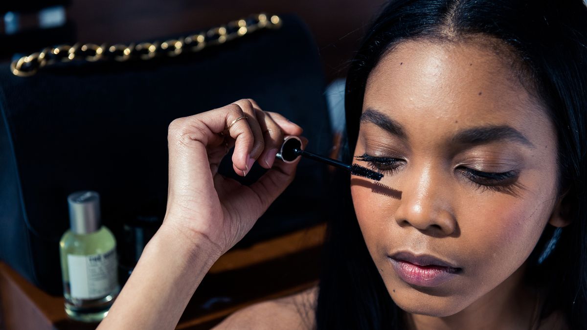 mascara application