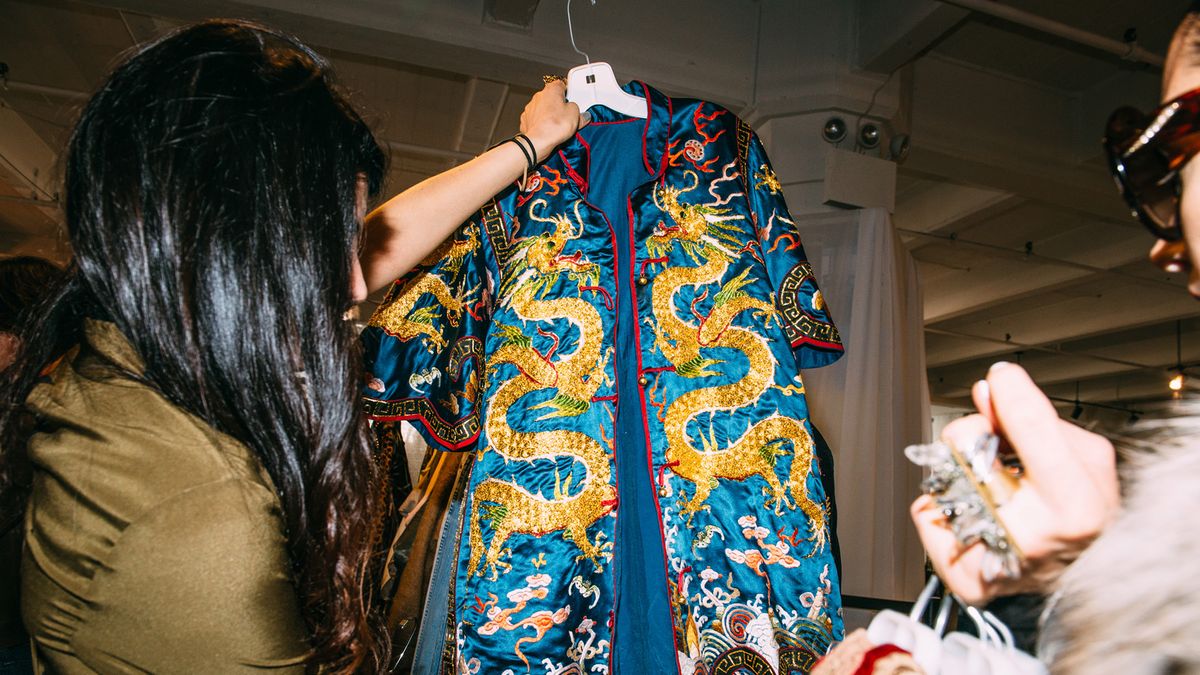 6 Tips for Thrifting Like a Fashion Editor