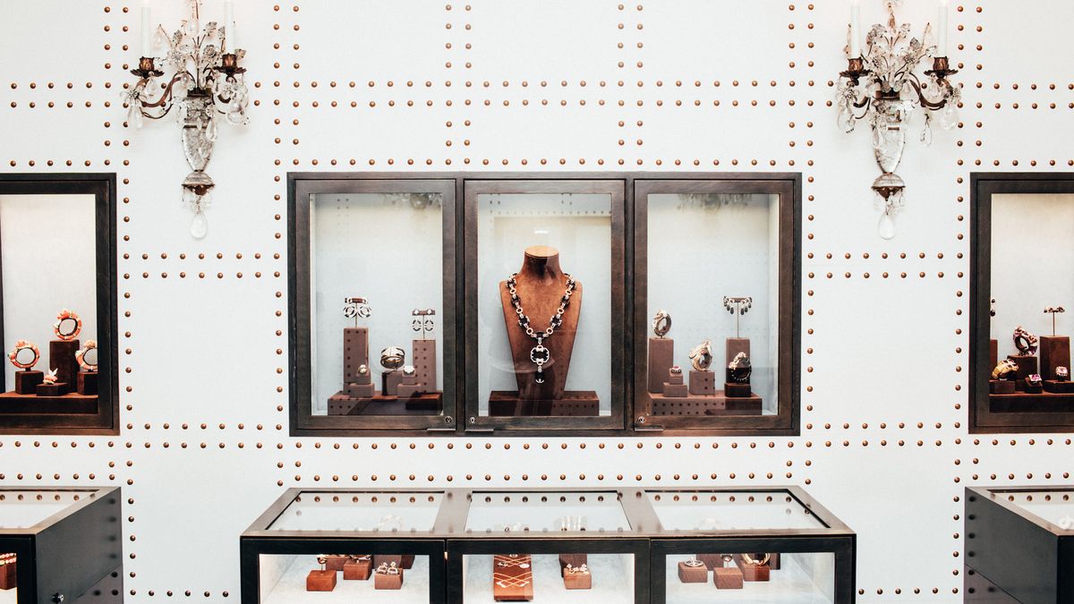 One of Elizabeth Taylor’s Favorite Jewelry Houses Let Us Inside Their Workshop