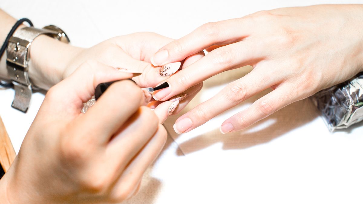 awards season black nail polish trend