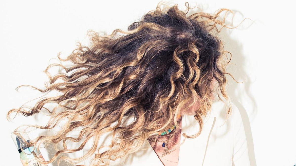 Pintura Review The Highlighting Technique for Curly Hair Coveteur