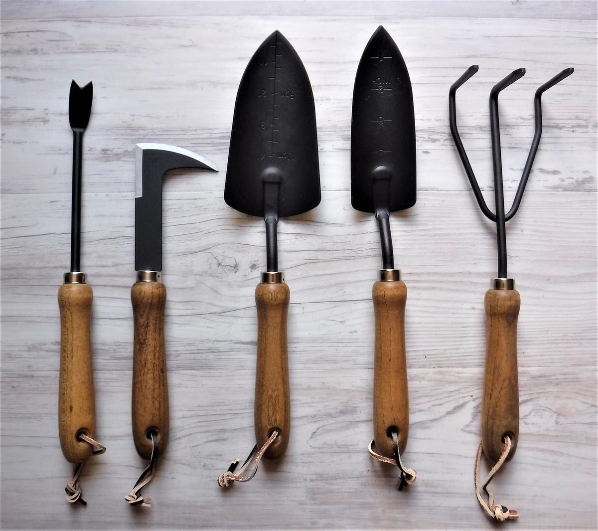 gardinnovations essential garden tools gift set with solid wooden handles and leather hangs
