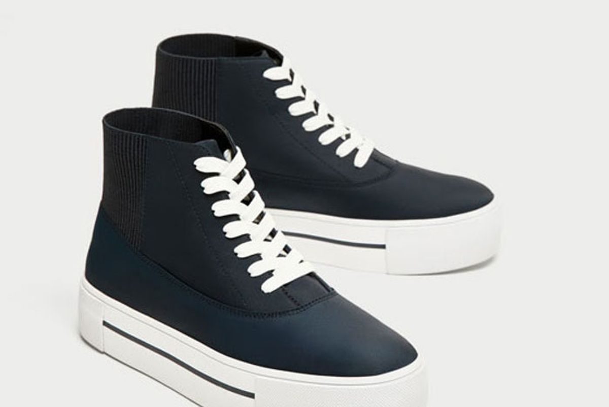 High Top Sneakers With Contrasting Sole