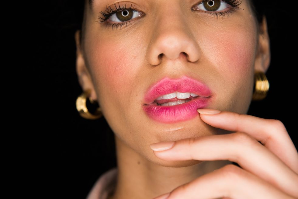 how to do a pearlescent pink lip stain makeup look
