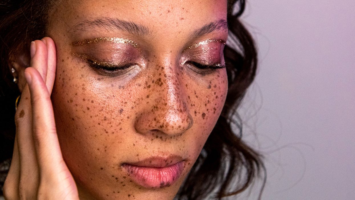 how to wear glitter makeup