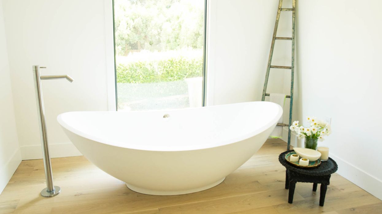 6 One-Ingredient DIY Detox Baths That Really Work