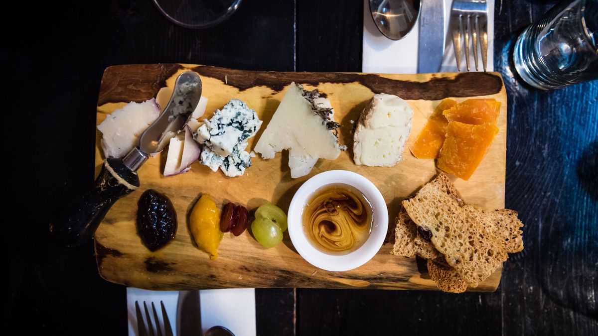 How to Properly Put Together a Cheese Plate