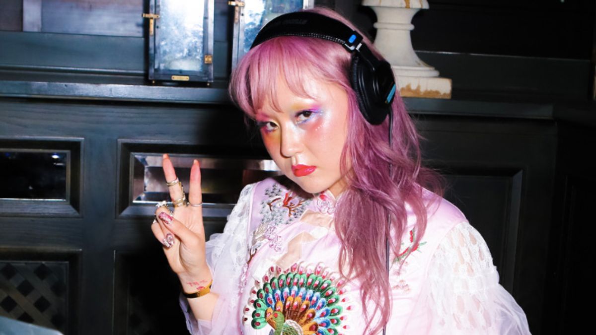 The Internet Is Freaking Out Over This DJ’s Kaleidoscopic Eyeshadow