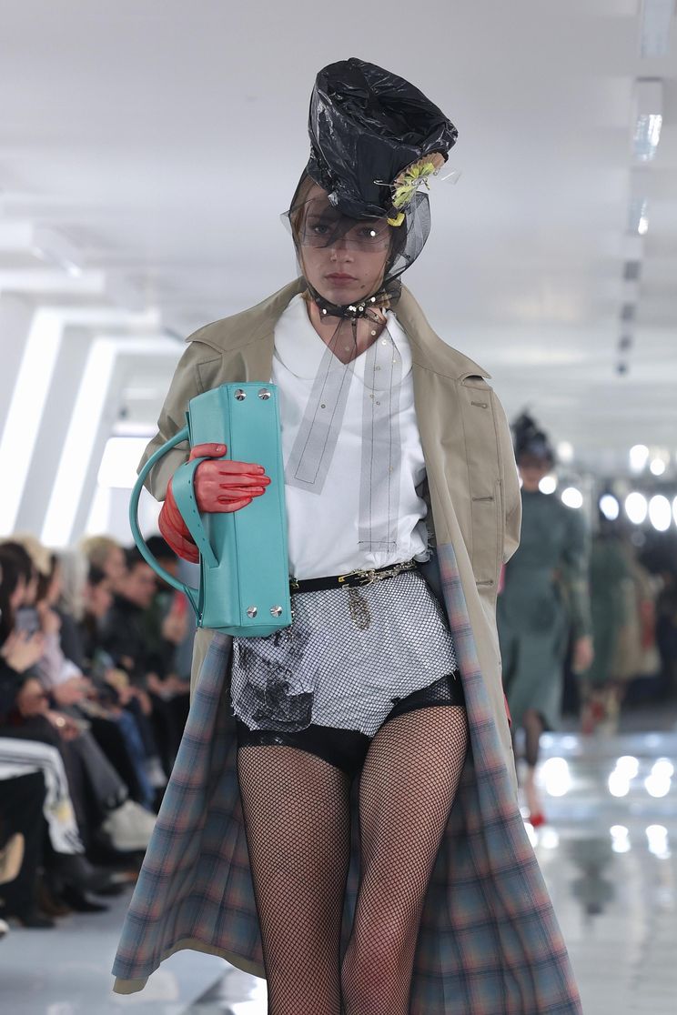 How to wear fishnet tights? - Personal Shopper Paris - Dress like