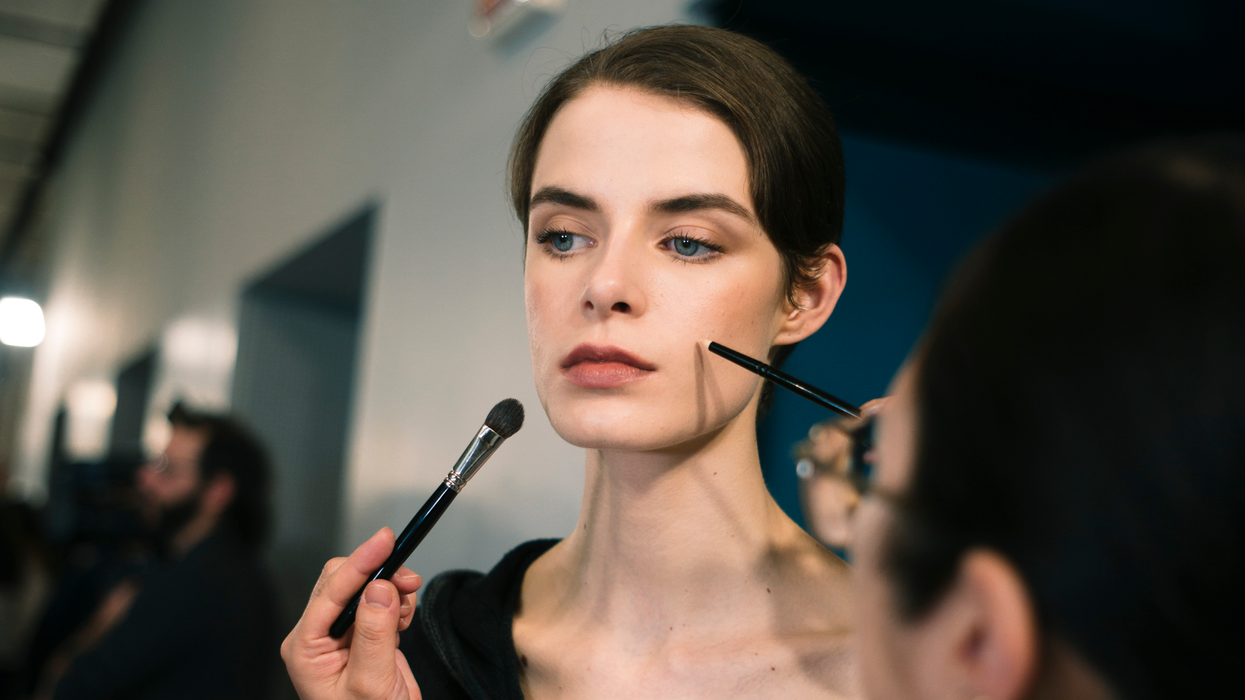 Smoky Eyes and Brown Lips: Alberta Ferretti’s Beauty Look was An Ode to the ’90s