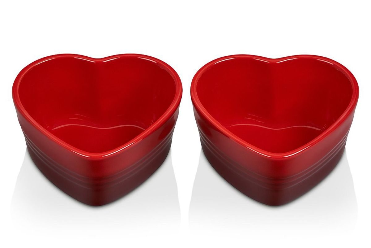 le creuset set of 2 stoneware heart ramekins