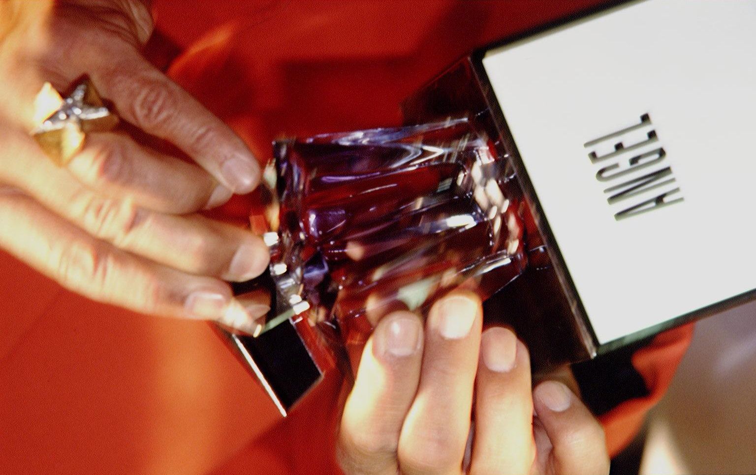 Ángel lanza Mugler