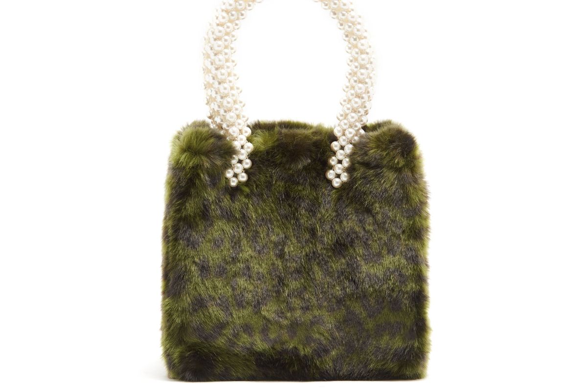 Una leopard-print faux-fur bag