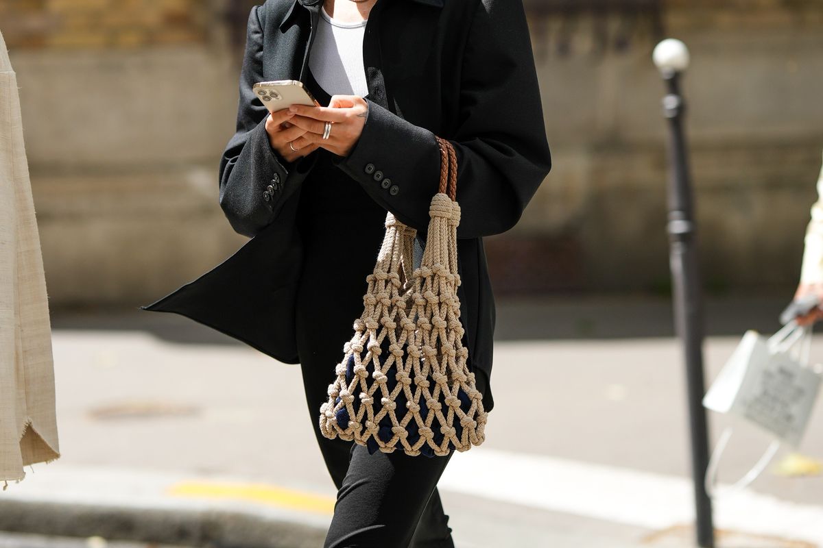 spring bag trends woman with knotted bag