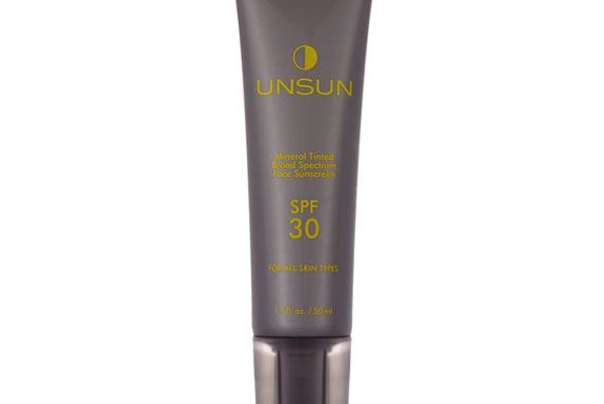 unsun mineral tinted face sunscreen In medium dark
